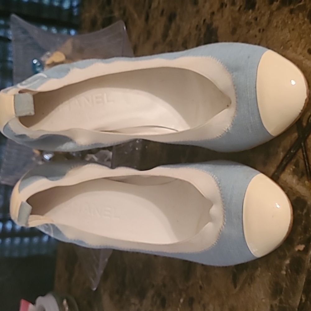 Chanel Blue/White Denim and Patent Leather Cap Toe Scrunch Pumps